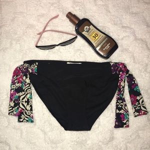 Jessica Simpson size M swim bottoms